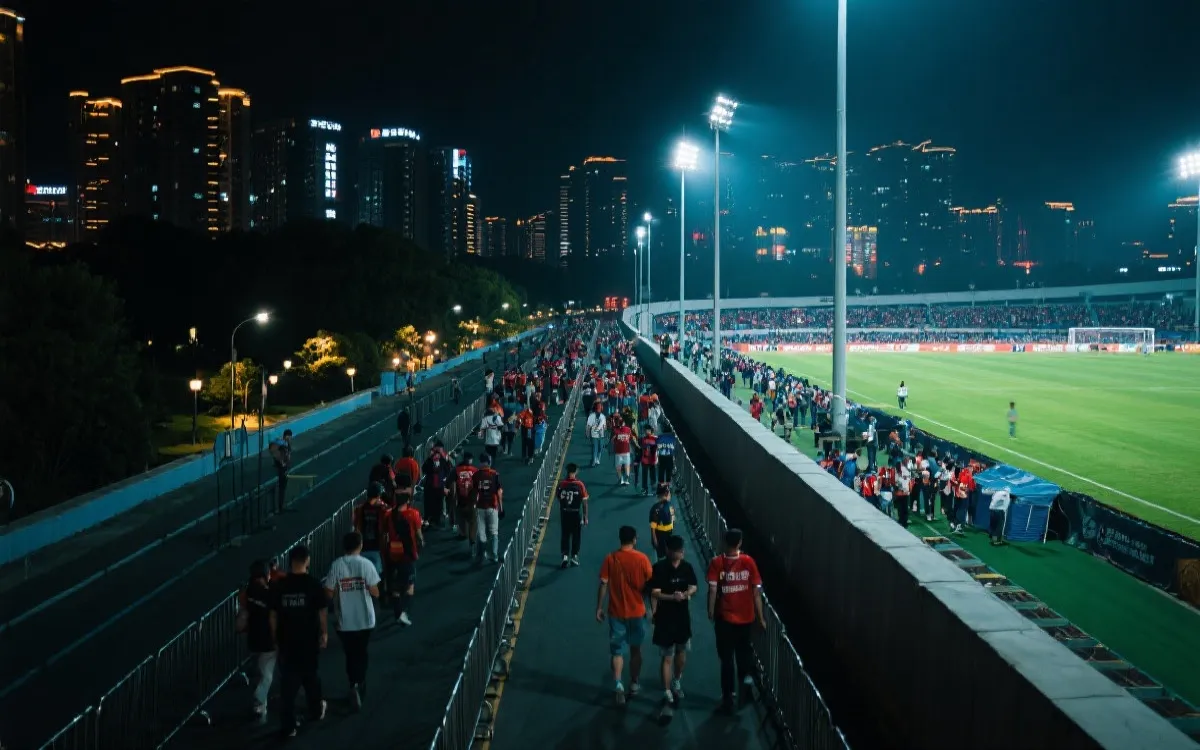 世界杯决赛赛后夜晚离场：灯光下的人潮与城市交通动线示意氛围图